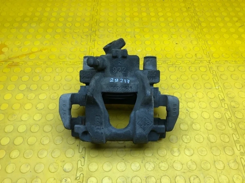 Суппорт тормозной Renault Sandero II 2016 410010121R K7M812, передний правый