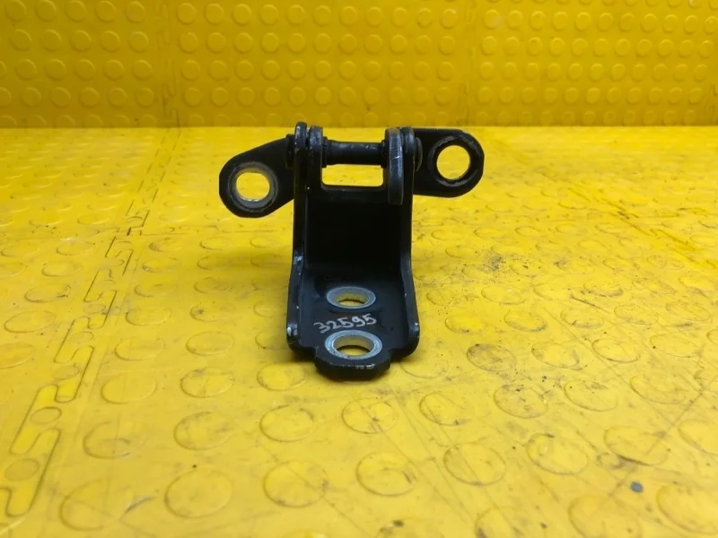 Петля двери нижняя Honda Accord 2008 67920SLA003ZZ CU2 K24Z3, задняя правая