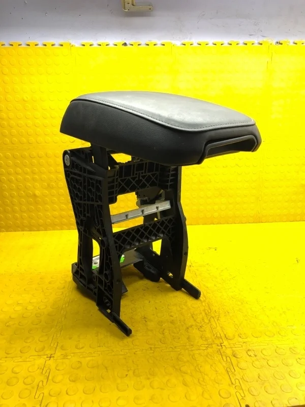 Подлокотник Skoda Karoq 2020 565864207 DJKA