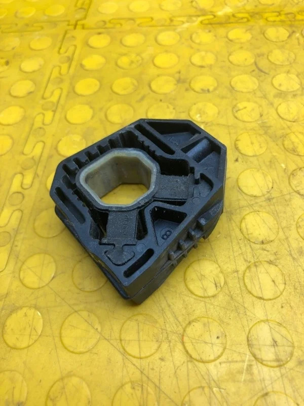 Кронштейн радиатора Skoda Octavia 2017 5Q0121367F CWV-415077