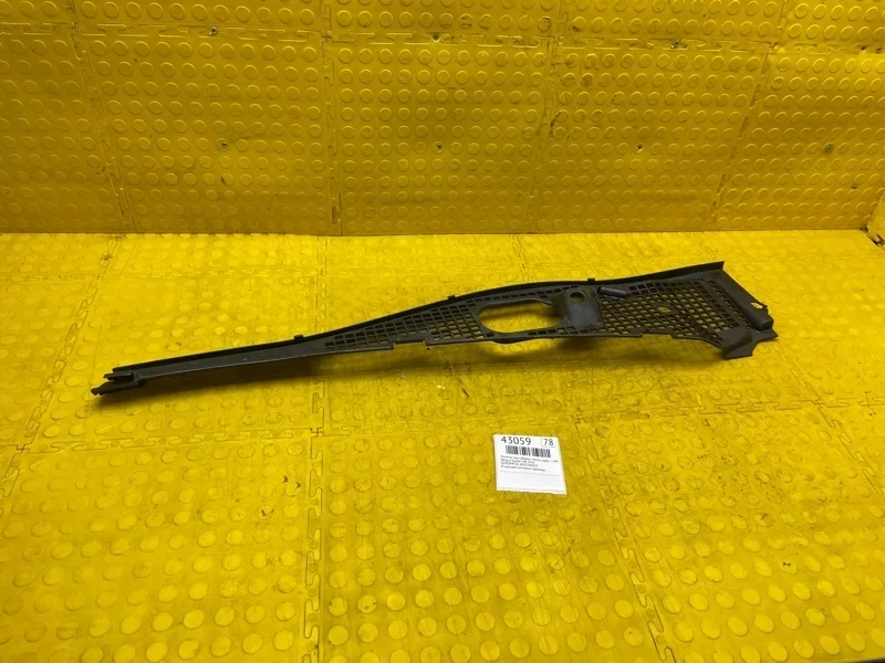 Решетка под лобовое стекло ( жабо ) Renault Duster 2014 6001546859 F4R, правая