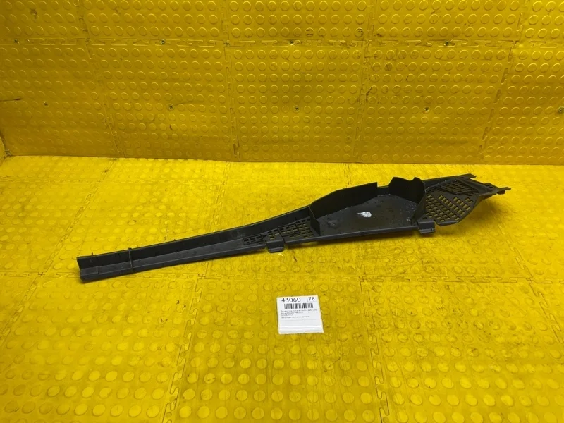 Решетка под лобовое стекло ( жабо ) Renault Duster 2014 8200825457 F4R, левая