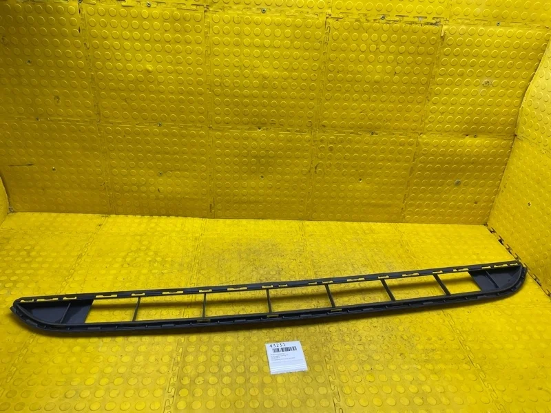 Решетка радиатора Volkswagen Touareg 7P6853673 NF