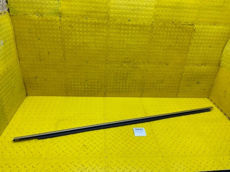 Уплотнитель опускного стекла Audi Q7 2015 4M08532843Q7 4MB CVM002222, передний правый