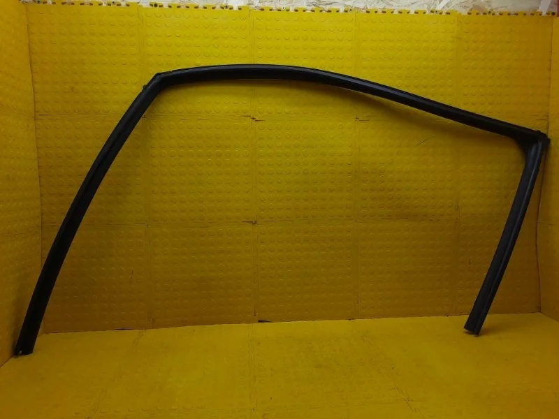 Уплотнитель опускного стекла Mitsubishi Outlander 2021 5705A605 GF0W 4B11 CB8765, передний левый