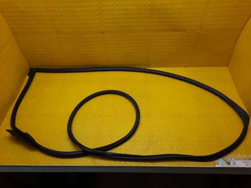 Уплотнитель двери Toyota Land Cruiser Prado 2016 6786260170 GDJ150 1GD8125212, передний левый