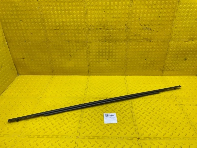 Уплотнитель опускного стекла Mitsubishi Outlander 2018 5757A292 GF0W 4B12 XP2200, задний правый