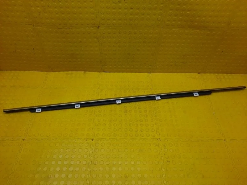 Уплотнитель опускного стекла Kia Sorento 2019 82220C5000 UM D4HB, передний правый