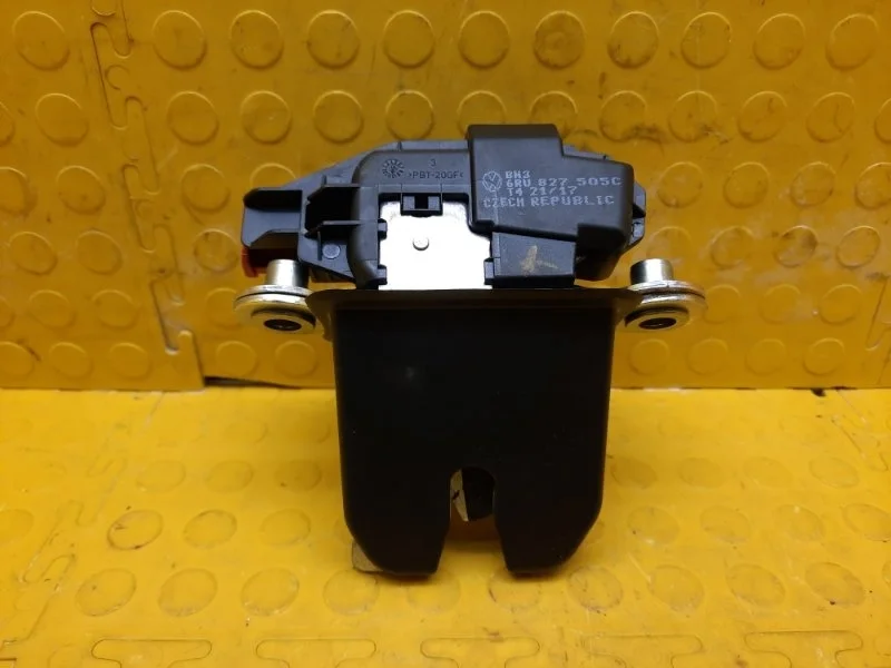 Замок багажника Volkswagen POLO 2017 6RU827505C 6C1 CWVA