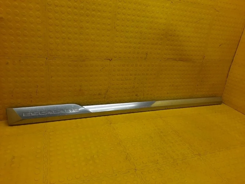 Молдинг двери Cadillac Escalade 2016 23372882 YS L86 6GR187801, передний левый