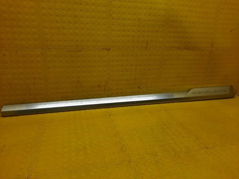 Молдинг двери Cadillac Escalade 2016 23372883 YS L86 6GR187801, передний правый