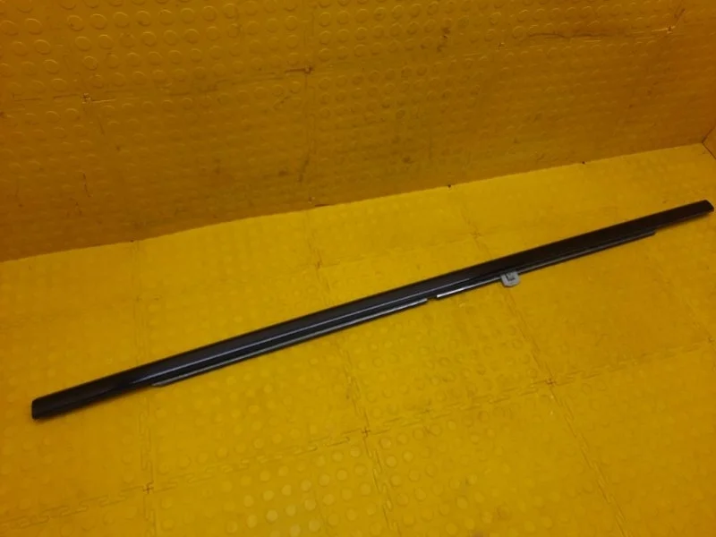 Уплотнитель опускного стекла Cadillac Escalade 2016 23227745 YS L86 6GR187801, задний правый