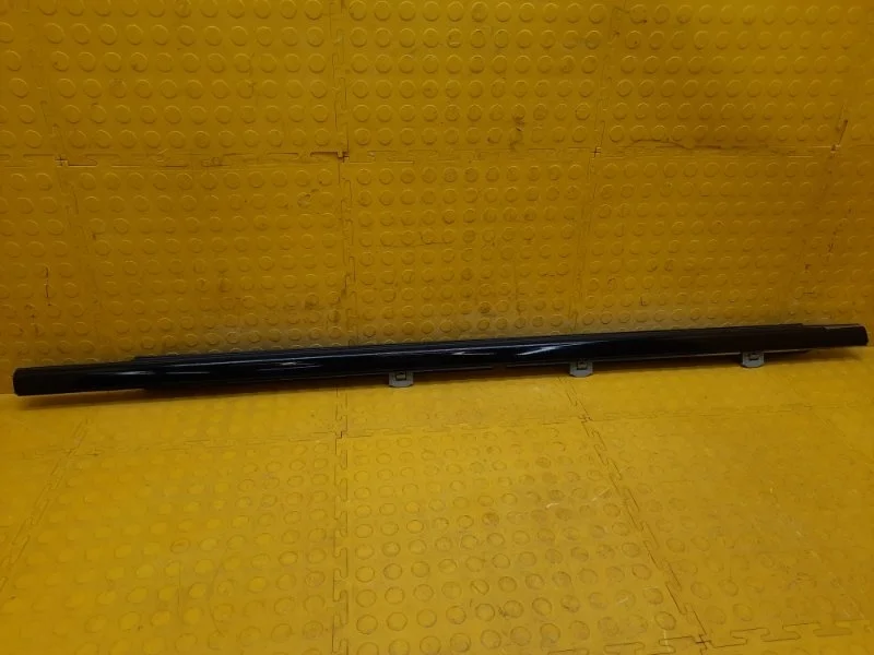 Уплотнитель опускного стекла Cadillac Escalade 2016 84291968 YS L86 6GR187801, передний правый