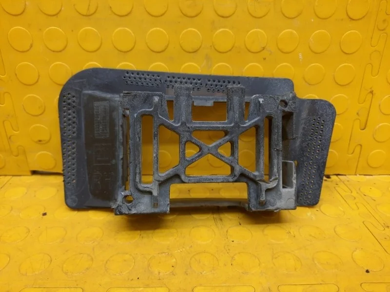 Кронштейн бампера Cadillac Escalade 2016 84091458 YS L86 6GR187801, передний правый