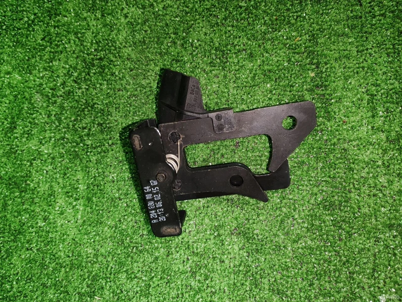 Крюк капота mercedes a2048800064