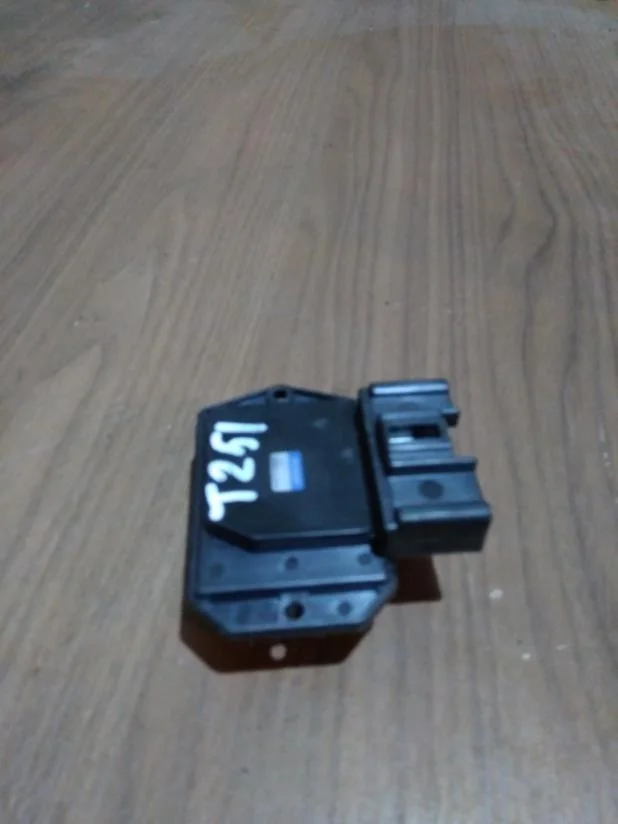 Б.у. резистор печки TOYOTA AVENSIS ZZT251 TOYOTA AVENSIS ZZT251