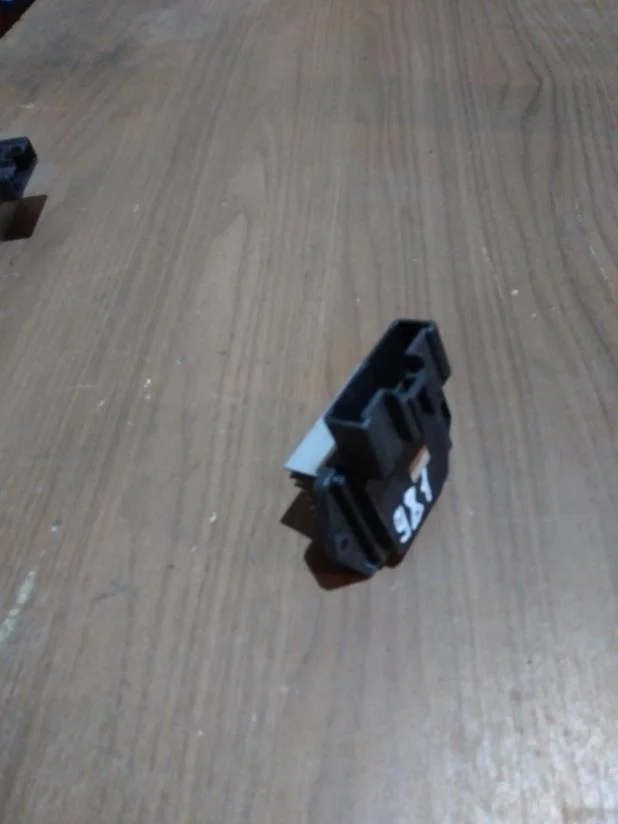 Б.у. резистор печки MITSUBISHI PAJERO V97W MITSUBISHI PAJERO V97W