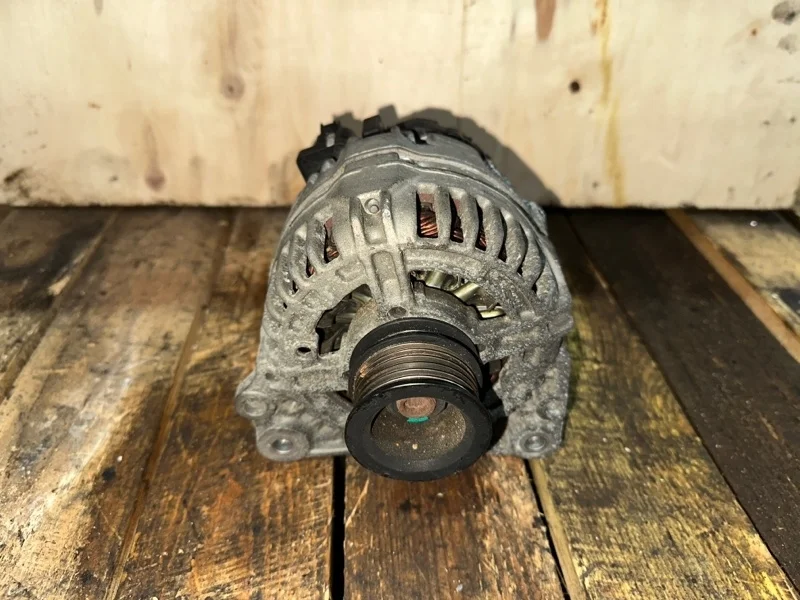 Генератор Volkswagen A3 Golf 4 Octavia Caddy Sharan Bora 037903025M