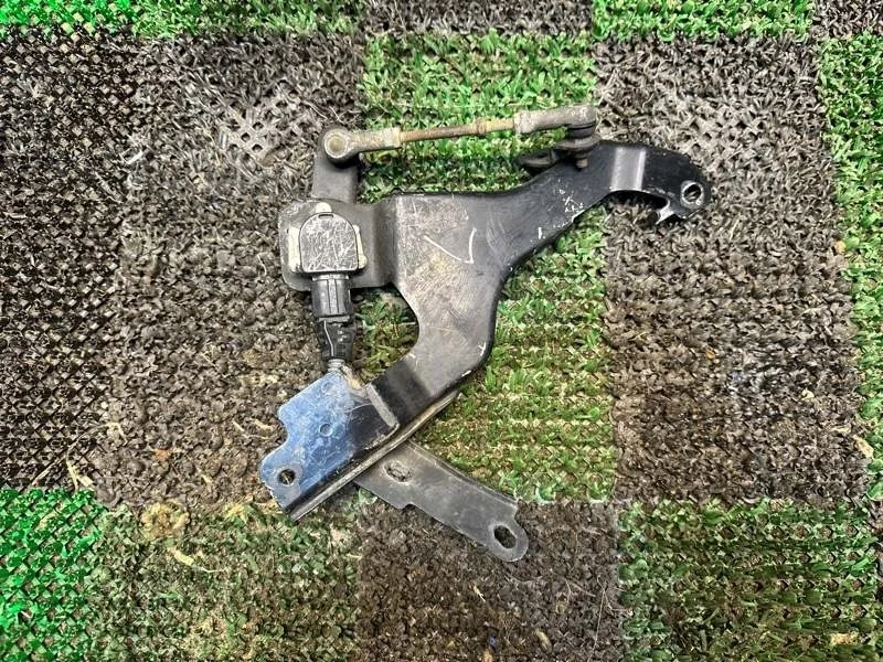 Датчик высоты подвески Lexus LS460 2006-2017 8940650100, передний левый