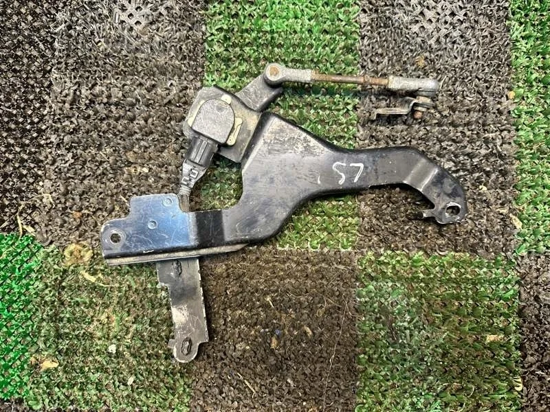 Датчик высоты подвески Lexus LS460 2006-2017 8940650100, передний левый