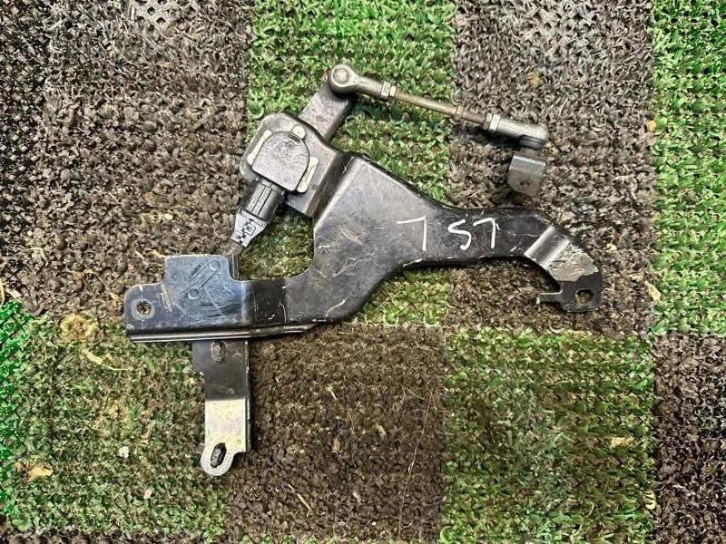 Датчик высоты подвески Lexus LS460 2006-2017 8940650100, передний левый