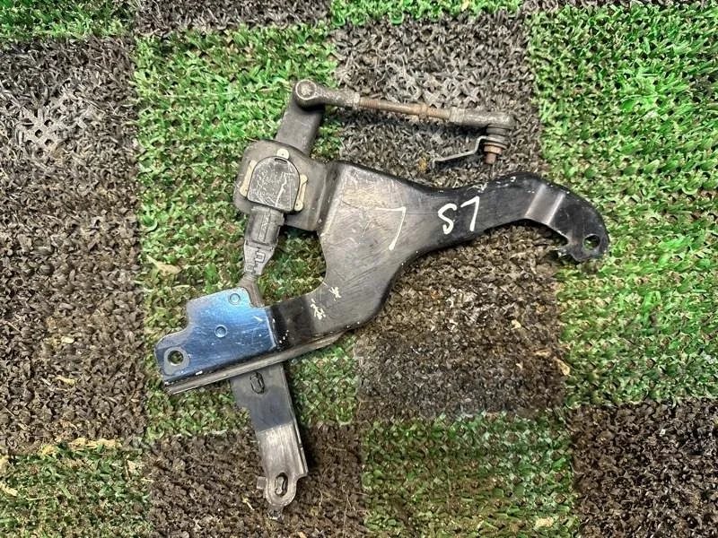 Датчик высоты подвески Lexus LS460 2006-2017 8940650100, передний левый