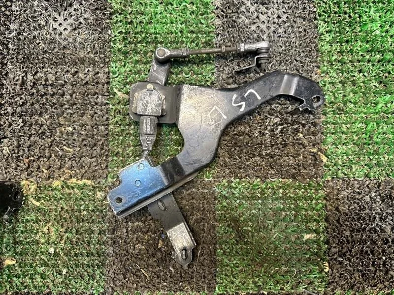 Датчик высоты подвески Lexus LS460 2006-2017 8940650100, передний левый