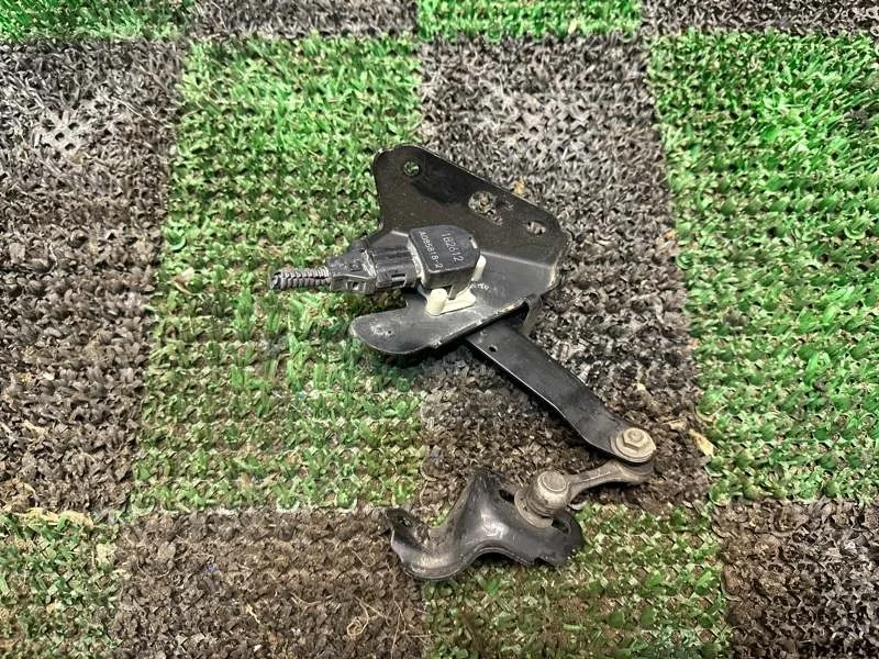 Датчик высоты дорожного просвета Lexus LS 2006-2017 8940750070, задний правый