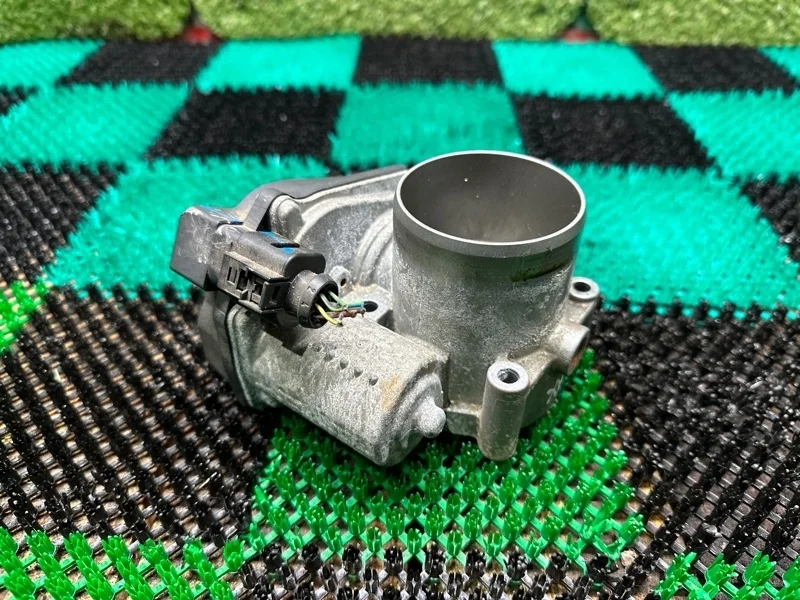 Дроссельная заслонка Volkswagen Fabia Octavia Roomster Caddy Golf 2007-2013 03C133062C