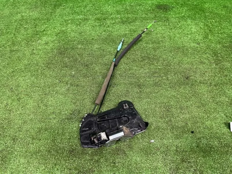 Замок боковой двери LEXUS LX 2015-2022 6904053130, передний левый