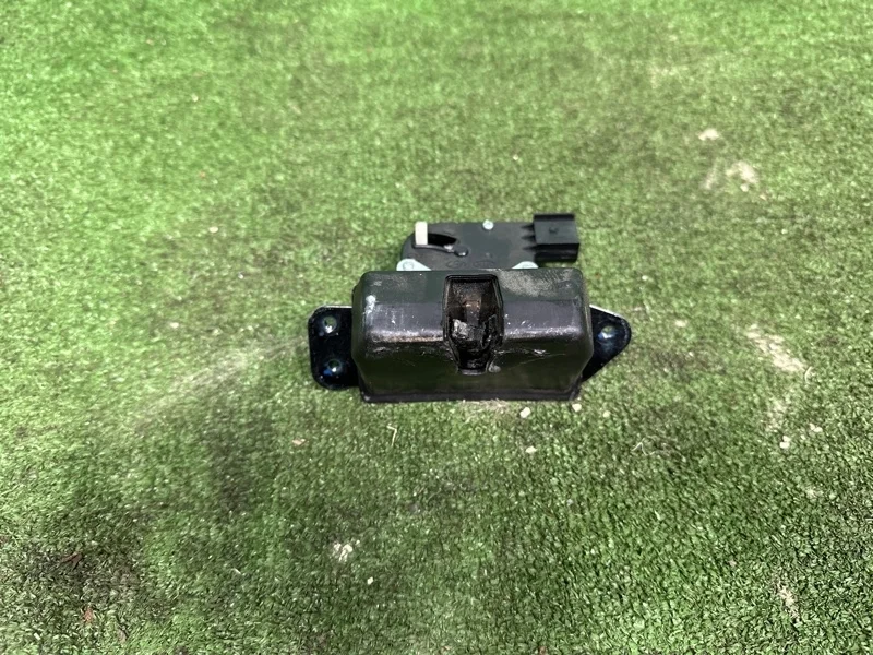 Замок багажника Kia Carnival 2014-2020 812303Z000 YP