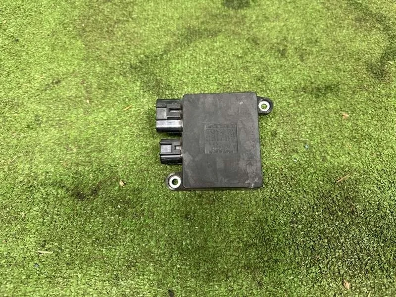 Блок управления вентилятором Toyota 2008-2024 8925726020