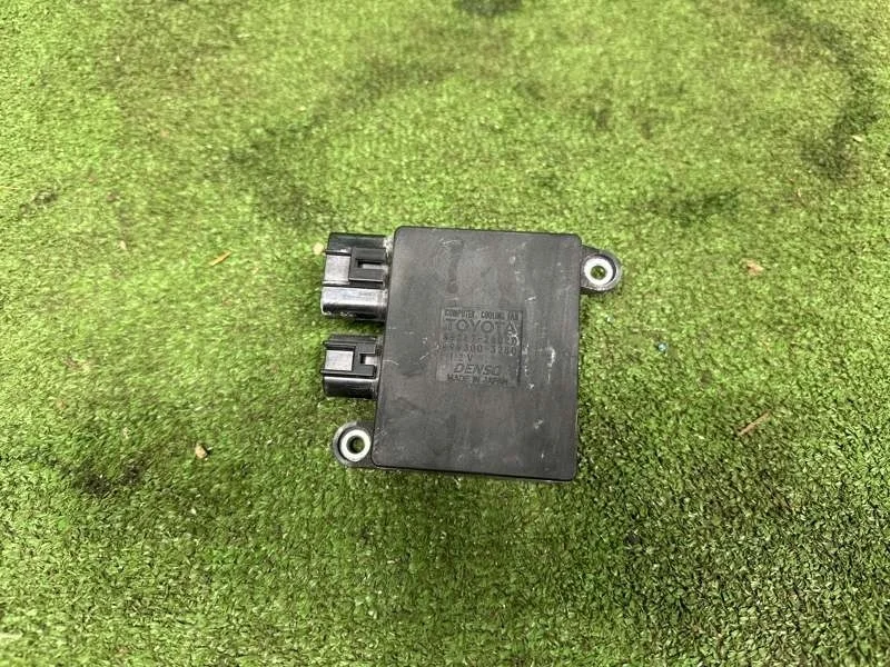 Блок управления вентилятором Toyota 2008-2024 8925726020