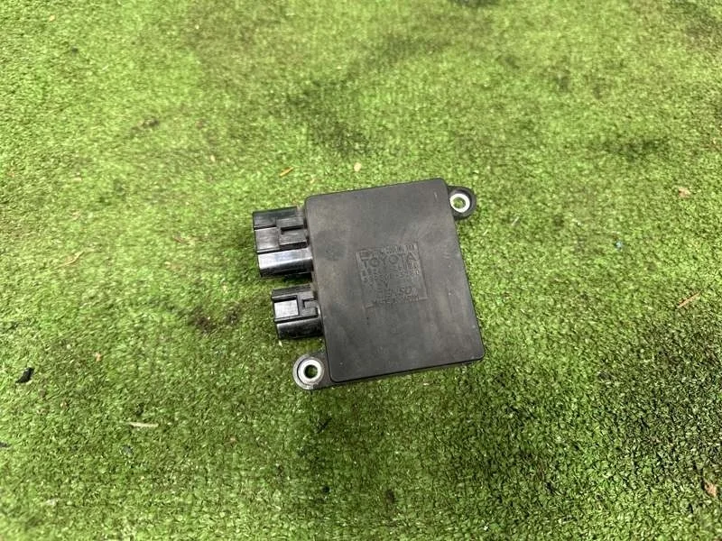 Блок управления вентилятором Toyota 2008-2024 8925726020