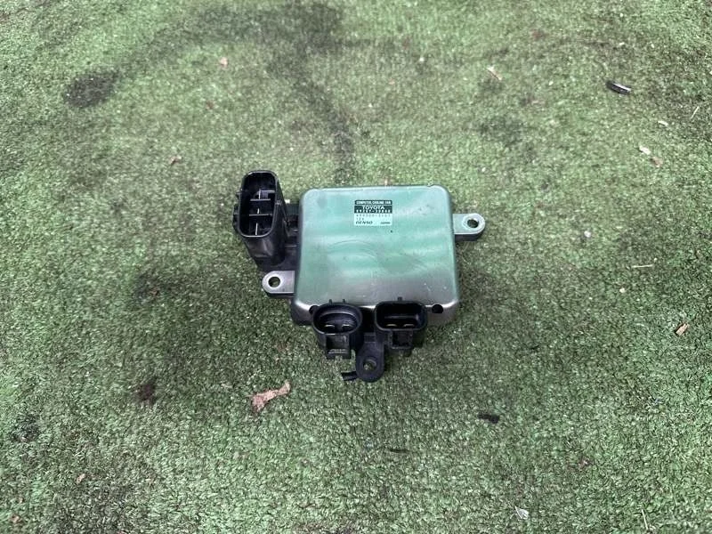 Блок управления вентилятором Toyota 1999-2008 8925730040