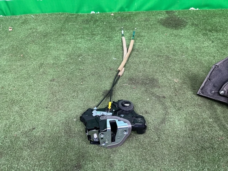 Замок боковой двери Toyota Land Cruiser 2007-2014 6903053090 200, передний правый