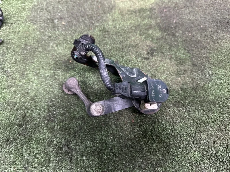 Датчик положения кузова Lexus Es 6 2012-2017 8940733050