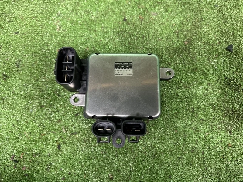 Блок управления вентилятором Toyota 1999-2008 8925730040