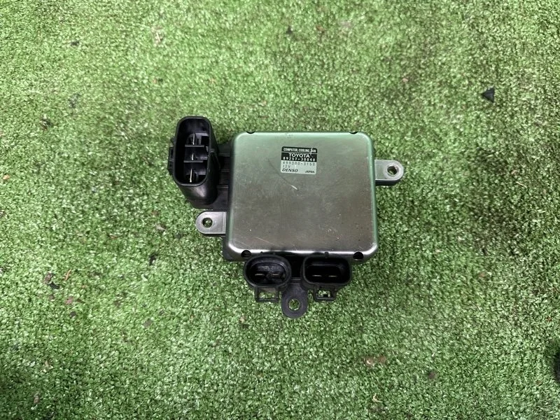 Блок управления вентилятором Toyota 1999-2008 8925730040