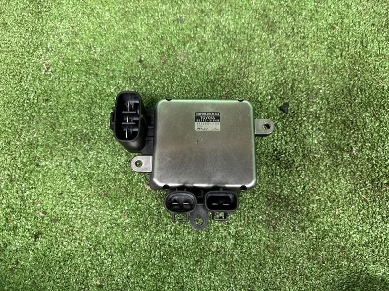 Блок управления вентилятором Toyota 1999-2008 8925730040