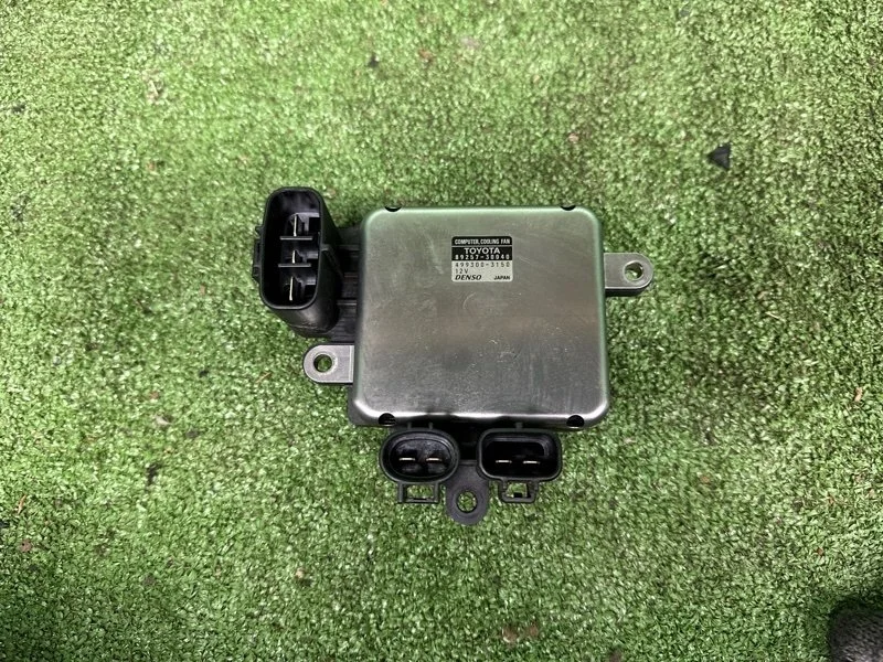 Блок управления вентилятором Toyota 1999-2008 8925730040