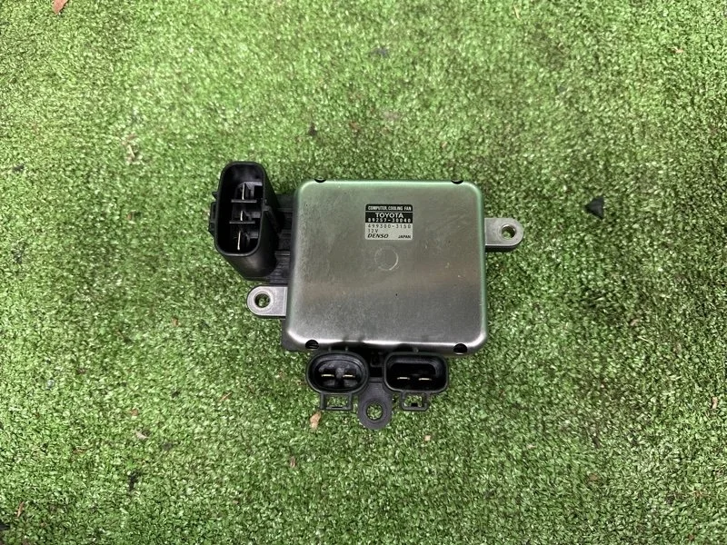 Блок управления вентилятором Toyota 1999-2008 8925730040