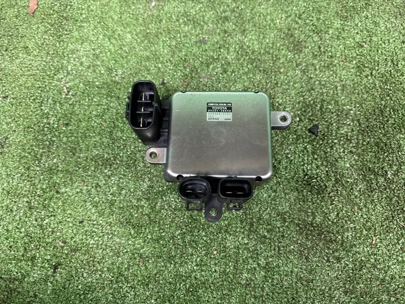 Блок управления вентилятором Toyota 1999-2008 8925730040
