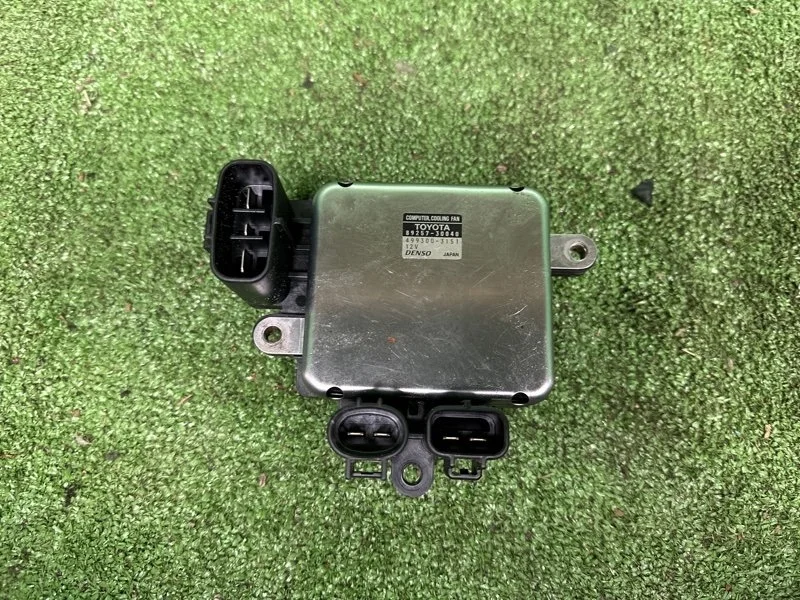 Блок управления вентилятором Toyota 1999-2008 8925730040