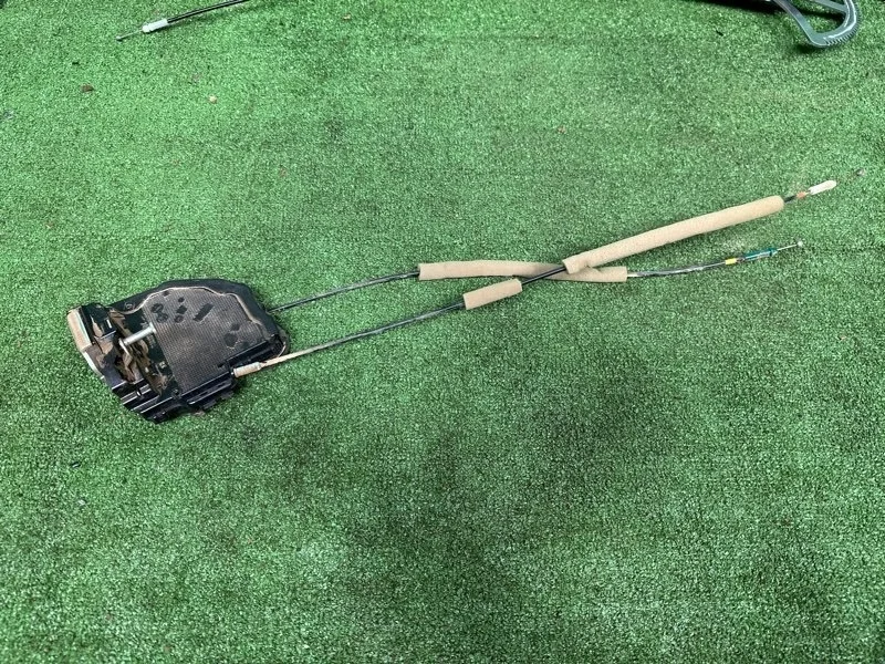 Замок боковой двери Toyota Land Cruiser 200 2007-2014 6905060110, задний правый