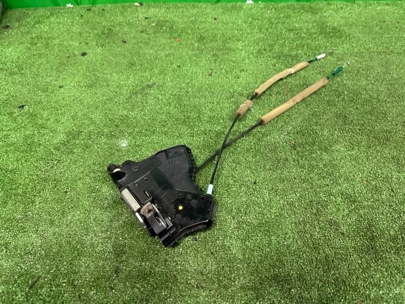 Замок боковой двери Toyota Land Cruiser 200 2007-2014 6903053090, передний правый