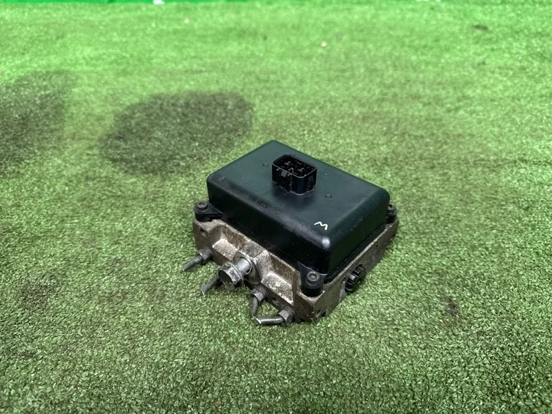 Блок клапанов гидроподвески Toyota Land Cruiser 200 2008-2022 4894060020