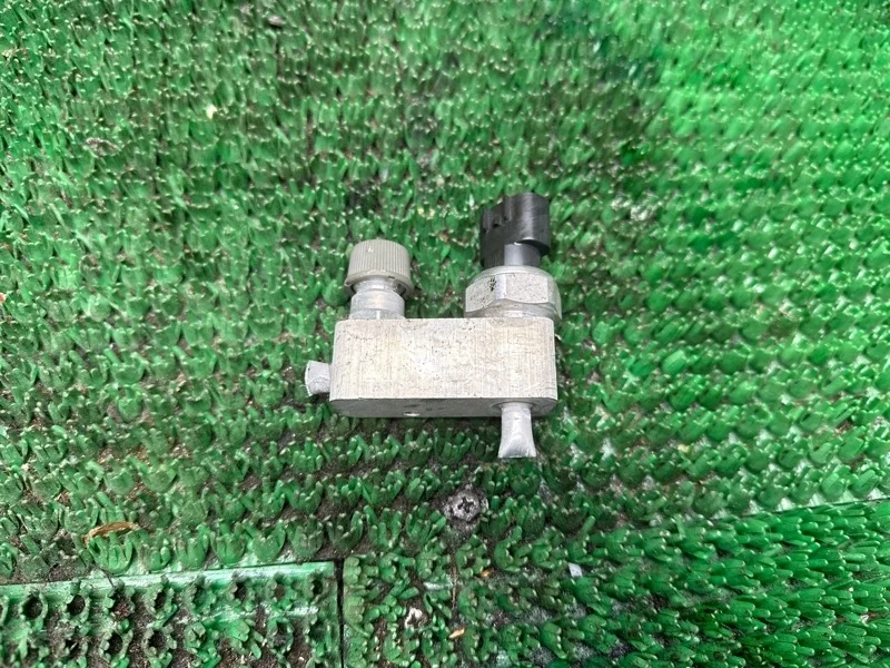 Датчик давления компрессора кондиционера Toyota 4990007880