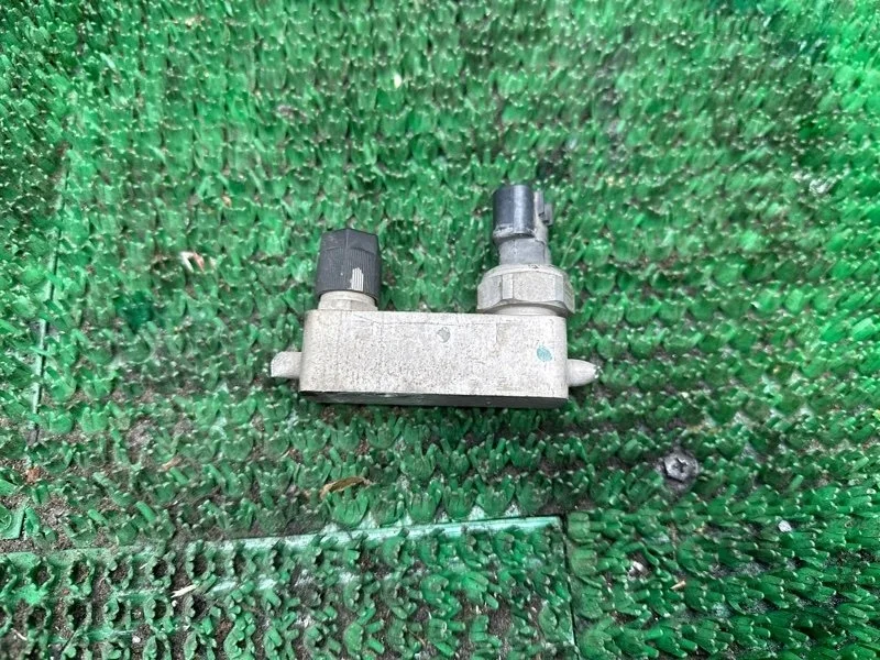 Датчик давления компрессора кондиционера Toyota 4990007880