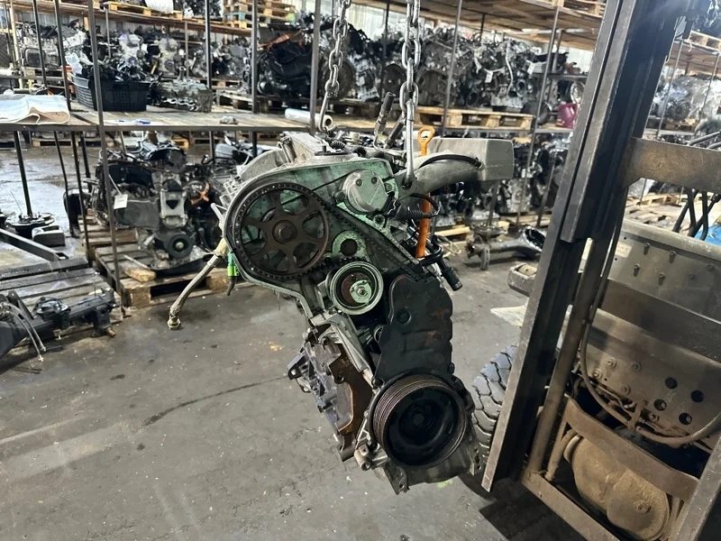 Двигатель Audi A4 06B100032X AMB